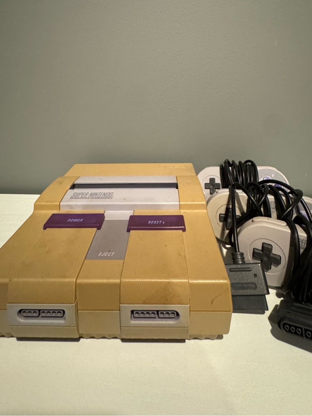 Super Nintendo Entertainment System SNES Console - Yellowed Plastic